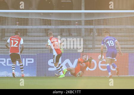 Ben Killip, de Hartlepool United, enregistre au point blanc de Lee Martin d'Exeter City lors du match de la FA Cup entre Exeter City et Hartlepool United au St James' Park, Exeter, le dimanche 1st décembre 2019. (Photo de Mark Fletcher/MI News/NurPhoto) Banque D'Images