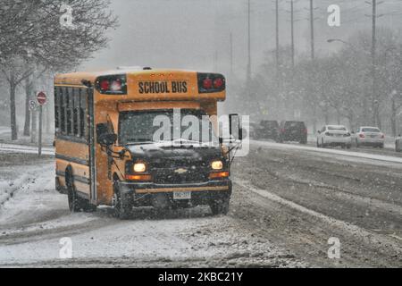 L'autobus scolaire navigue sur une route enneigée lors d'une tempête de neige à Toronto, Ontario, Canada, sur 01 décembre 2019. La tempête d'hiver a entraîné des pluies verglaçeuses, des pellets de glace et de la neige dans le sud de l'Ontario. La tempête a incrusté tout dans la glace avant de laisser 10-15 centimètres de neige dans la région du Grand Toronto. (Photo de Creative Touch Imaging Ltd./NurPhoto) Banque D'Images