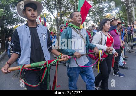 Des membres de la Garde de Cauca dans un nouveau PAN appelé ce dimanche, 1 décembre, à l'occasion du chômage national qui a été réalisé dans le pays depuis 21 novembre et a concentré ses activités dans la capitale. (Photo de Daniel Garzon Herazo/NurPhoto) Banque D'Images