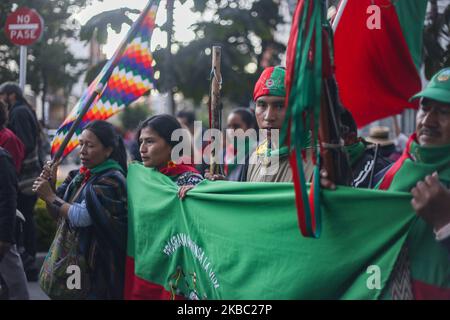 Des membres de la Garde de Cauca dans un nouveau PAN appelé ce dimanche, 1 décembre, à l'occasion du chômage national qui a été réalisé dans le pays depuis 21 novembre et a concentré ses activités dans la capitale. (Photo de Daniel Garzon Herazo/NurPhoto) Banque D'Images