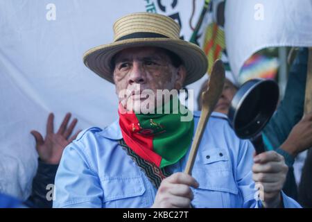 Des membres de la Garde de Cauca dans un nouveau PAN appelé ce dimanche, 1 décembre, à l'occasion du chômage national qui a été réalisé dans le pays depuis 21 novembre et a concentré ses activités dans la capitale. (Photo de Daniel Garzon Herazo/NurPhoto) Banque D'Images