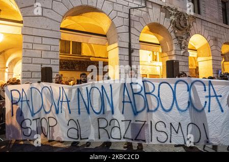 Plus de 5000 personnes ont manifesté sur la Piazza delle Erbe à Padoue après les manifestations de Bologne, Parme et d'autres villes italiennes, Le mouvement 'sardine' est né à l'initiative de quatre garçons bolognais sur des positions de la gauche antifasciste dans la controverse ouverte avec le parti politique Lega et l'ancien ministre de l'intérieur Matteo Salvini. Padoue, Italie, on 1 décembre 2019 (photo de Roberto Silvino/NurPhoto) (photo de Roberto Silvino/NurPhoto) Banque D'Images