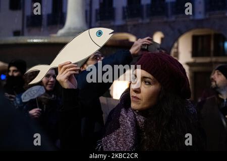 Plus de 5000 personnes ont manifesté sur la Piazza delle Erbe à Padoue après les manifestations de Bologne, Parme et d'autres villes italiennes, Le mouvement 'sardine' est né à l'initiative de quatre garçons bolognais sur des positions de la gauche antifasciste dans la controverse ouverte avec le parti politique Lega et l'ancien ministre de l'intérieur Matteo Salvini. Padoue, Italie, on 1 décembre 2019 (photo de Roberto Silvino/NurPhoto) (photo de Roberto Silvino/NurPhoto) Banque D'Images