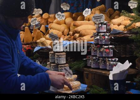 Un stand avec des fromages traditionnels de la région montagneuse à vendre au marché de Noël, sur la place du marché de Cracovie. Dimanche, 1 décembre 2019, à Cracovie, petite Pologne Voivodeship, Pologne. (Photo par Artur Widak/NurPhoto) Banque D'Images