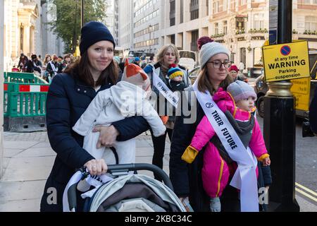 Un groupe de mères, de la rébellion de l'extinction à travers le centre de Londres jusqu'au QG du Parti travailliste, pour prendre part à une manifestation de masse "Feed-in" le 02 décembre 2019 à Londres, en Angleterre. Cette manifestation fait partie d'une série de manifestations à l'approche des élections générales du 12 décembre, exigeant que l'urgence climatique soit placée en tête de l'ordre du jour des principaux partis politiques. (Photo de Wiktor Szymanowicz/NurPhoto) Banque D'Images