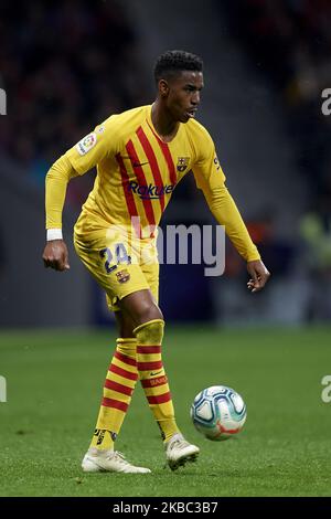 Junior Firpo de Barcelone contrôle le ballon pendant le match de la Ligue entre le Club Atletico de Madrid et le FC Barcelone à Wanda Metropolitano sur 1 décembre 2019 à Madrid, Espagne. (Photo de Jose Breton/Pics action/NurPhoto) Banque D'Images