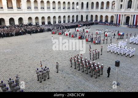 Des soldats, des responsables et des proches assistent à une cérémonie d'hommage à 2 décembre 2019 au monument des Invalides, à Paris, pour les 13 soldats français tués au Mali. Lors de ses plus grands funérailles militaires depuis des décennies, la France honore 13 soldats tués lorsque leurs hélicoptères ont heurté le Mali alors qu'ils étaient en mission de combat contre des extrémistes affiliés au groupe de l'État islamique. (Photo de Michel Stoupak/NurPhoto) Banque D'Images