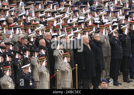 Des fonctionnaires et des parents assistent à une cérémonie d'hommage à 2 décembre 2019 au monument des Invalides, à Paris, pour les 13 soldats français tués au Mali. Lors de ses plus grands funérailles militaires depuis des décennies, la France honore 13 soldats tués lorsque leurs hélicoptères ont heurté le Mali alors qu'ils étaient en mission de combat contre des extrémistes affiliés au groupe de l'État islamique. (Photo de Michel Stoupak/NurPhoto) Banque D'Images