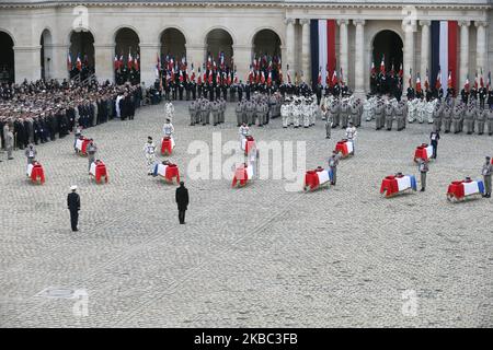 Le président français Emmanuel Macron se tient devant les coffres des 13 soldats français tués au Mali lors d'une cérémonie d'hommage à 2 décembre 2019 au monument des Invalides, à Paris. Lors de ses plus grands funérailles militaires depuis des décennies, la France honore 13 soldats tués lorsque leurs hélicoptères ont heurté le Mali alors qu'ils étaient en mission de combat contre des extrémistes affiliés au groupe de l'État islamique. (Photo de Michel Stoupak/NurPhoto) Banque D'Images
