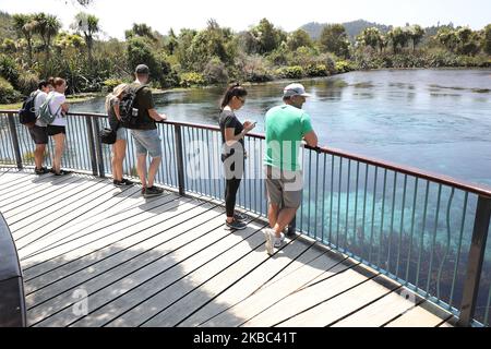 Les visiteurs regardent les sources de te WaikoropupÅ« à Takaka dans la baie d'Or, île du Sud, Nouvelle-Zélande sur 03 décembre 2019. Te WaikoropupÅ« les sources d'eau douce les plus claires au monde et c'est les plus grandes sources d'eau douce de Nouvelle-Zélande. (Photo de Sanka Vidanagama/NurPhoto) Banque D'Images