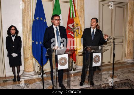 Francesco Boccia le ministre des Affaires régionales et de l'autonomie du gouvernement Conte II en visite à Palerme, rencontre le président de la région sicilienne Nello Musumeci (R). Palerme, Italie, 03 décembre 2019 (photo de Francesco Militello Mirto/NurPhoto) Banque D'Images