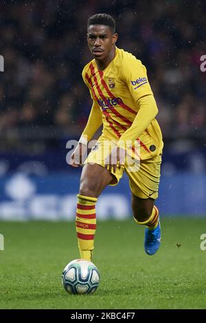 Junior Firpo de Barcelone contrôle le ballon pendant le match de la Ligue entre le Club Atletico de Madrid et le FC Barcelone à Wanda Metropolitano sur 1 décembre 2019 à Madrid, Espagne. (Photo de Jose Breton/Pics action/NurPhoto) Banque D'Images