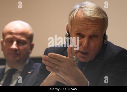 (G-D) Bartlomiej Wroblewski, membre du Parlement polonais (Sejm) et président du groupe parlementaire germano-polonais, parti droit et justice, Et Jean-Marc Ayrault, ancien Premier ministre et ministre des Affaires étrangères de France, vu lors d'un débat "face à des divisions croissantes des sociétés européennes" à l'Auditorium maximum de l'Université Jagiellonienne de Cracovie. (Photo par Artur Widak/NurPhoto) Banque D'Images