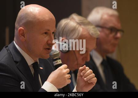 (G-D) Bartlomiej Wroblewski, membre du Parlement polonais (Sejm) et président du groupe parlementaire germano-polonais, parti droit et Justice, Jean-Marc Ayrault, ancien Premier ministre et ministre des Affaires étrangères de la France, Et Hans-Gert Pottering, ancien Président du Parlement européen, vu lors d'un débat "face à des divisions croissantes des sociétés européennes" à l'Auditorium maximum de l'Université Jagiellonienne de Cracovie. (Photo par Artur Widak/NurPhoto) Banque D'Images