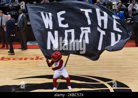 Toronto Raptors mascotte avec le drapeau lors du match de la saison régulière de la NBA Toronto Raptors vs Miami Heat à l'aréna de la Banque Scotia sur 03 décembre 2019, à Toronto, Canada (Miami Heat a gagné 121-110) (photo par Anatoliy Cherkasov/NurPhoto) Banque D'Images