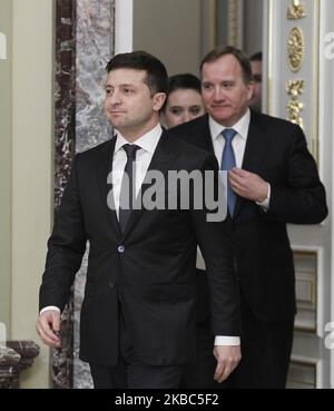 Le Premier ministre suédois Stefan Lofven (R) et le président ukrainien Volodymyr Zelensky (L) sont arrivés à leur conférence de presse, à la suite de leur réunion à Kiev, en Ukraine, le 04 décembre 2019. Le Premier ministre suédois, Stefan Lofven, visite l'Ukraine lors de sa visite de travail. (Photo par STR/NurPhoto) Banque D'Images