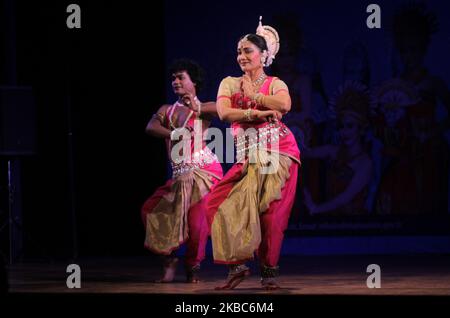 Un couple dansant indien exécutant la danse traditionnelle d'Odissi ''Odissi' dans une soirée dans la capitale de l'État indien de l'est, Bhubaneswar, le 5 décembre 2019. (Photo par STR/NurPhoto) Banque D'Images