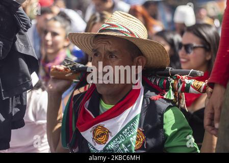 La profondeur indigène de Cauca lors de la troisième grève nationale dans la ville de Bogota, Colombie, le 4 décembre 2019. Il s'agit de la troisième grève nationale en deux semaines, dans le cadre des manifestations contre les politiques sociales, sécuritaires et économiques du Président Ivan Duque. Cinq personnes sont mortes à la suite des manifestations depuis 21 novembre. (Photo de Daniel Garzon Herazo/NurPhoto) Banque D'Images