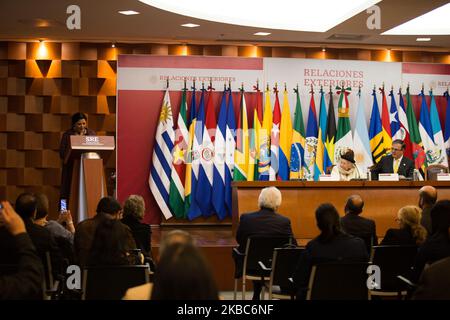 Ernesto Cardenal, poète et prêtre nicaraguayen, avec Marcelo Ebrard, secrétaire mexicain des Affaires étrangères, et Alejandra Frausto, secrétaire à la Culture, lors de l'hommage rendu en son honneur, lors de la rencontre latino-américaine "Mexico face aux extrêmes: La valeur de la culture contre la haine' tenue dans les locaux du Secrétariat des affaires étrangères de Mexico. (Photo par Cristian Leyva/NurPhoto) Banque D'Images