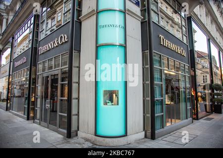 Tiffany & Co. Ou Tiffany's Store à Vienne, en Autriche, dans la zone commerçante la plus prestigieuse du centre-ville de Vienne, également appelée Golden U à Kohlmarkt Street Strasse. Anciennement l'emplacement de nombreux bijoutiers nommés par le tribunal, des marques de luxe internationales et des boutiques. Tiffany's est une marque américaine de bijoux de luxe. Le bâtiment historique de la 5th Ave à New York et le logo de Tiffany sont devenus célèbres et mondialement connus du film emblématique Breakfast at Tiffany's avec Audrey Hepburn à partir de 1961. Les bijoux de Tiffany et les boîtes-cadeaux bleues emblématiques emballage appelé robin's-egg / Birds-egg sur le sto Banque D'Images