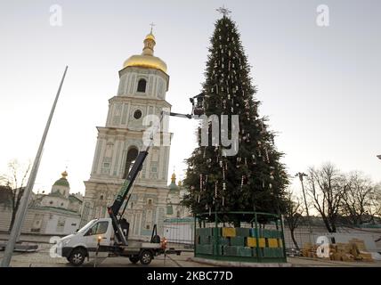 Un ouvrier décorera le principal arbre de Noël sur la place Sophia à Kiev, en Ukraine, le 05 décembre 2019. Le principal arbre de Noël ukrainien de 30 mètres de haut et pesant 100 tonnes, sera décoré avec 750 jouets de bonbons et 4 kilomètres de guirlandes. Les personnages du ballet « casse-noisette » et des contes de fées ukrainiens le plaineront. L'arbre de Noël sera éclairé le jour de Saint-Nicolas sur 19 décembre 2019. (Photo par STR/NurPhoto) Banque D'Images