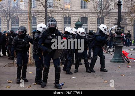 Paris, France, 5 décembre 2019. Des brigades mobiles lors d'affrontements entre le bloc noir et les forces de l'ordre lors de la manifestation contre le plan de réforme des retraites du gouvernement et pour défendre la fonction publique. (Photo par Emeric Fohlen/NurPhoto) Banque D'Images