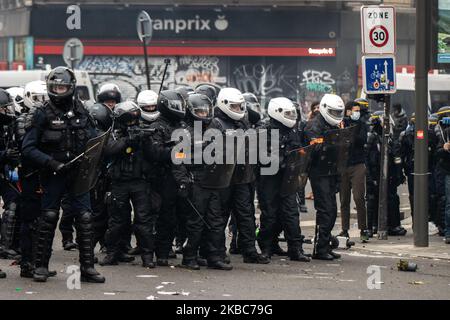 Des brigades mobiles lors d'affrontements entre bloc noir et forces de l'ordre lors de la manifestation contre le plan de réforme des retraites du gouvernement et pour défendre la fonction publique à Paris, en France, sur 5 décembre 2019. (Photo de Jerome Gilles/NurPhoto) Banque D'Images