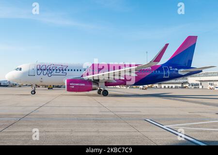 Wizz Air Airbus A320 spécifiquement A320-232(WL) winglets avions vu comme étant de rouler sur le tablier de l'aéroport international de Vienne vie LOWW - Flughafen Wien-Schwechat dans la capitale de l'Autriche. L'avion de la compagnie aérienne low cost a l'enregistrement HA-LSB et 2x moteurs de jet IAE. Wizzair W6 WZZ ou W!zz Air est une compagnie aérienne hongroise économique dont le siège social se trouve à Budapest, en Hongrie. 4 décembre 2019 (photo de Nicolas Economou/NurPhoto) Banque D'Images