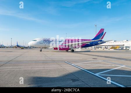 Wizz Air Airbus A320 spécifiquement A320-232(WL) winglets avions vu comme étant de rouler sur le tablier de l'aéroport international de Vienne vie LOWW - Flughafen Wien-Schwechat dans la capitale de l'Autriche. L'avion de la compagnie aérienne low cost a l'enregistrement HA-LSB et 2x moteurs de jet IAE. Wizzair W6 WZZ ou W!zz Air est une compagnie aérienne hongroise économique dont le siège social se trouve à Budapest, en Hongrie. 4 décembre 2019 (photo de Nicolas Economou/NurPhoto) Banque D'Images