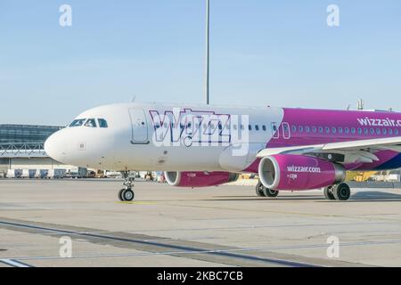 Wizz Air Airbus A320 spécifiquement A320-232(WL) winglets avions vu comme étant de rouler sur le tablier de l'aéroport international de Vienne vie LOWW - Flughafen Wien-Schwechat dans la capitale de l'Autriche. L'avion de la compagnie aérienne low cost a l'enregistrement HA-LSB et 2x moteurs de jet IAE. Wizzair W6 WZZ ou W!zz Air est une compagnie aérienne hongroise économique dont le siège social se trouve à Budapest, en Hongrie. 4 décembre 2019 (photo de Nicolas Economou/NurPhoto) Banque D'Images