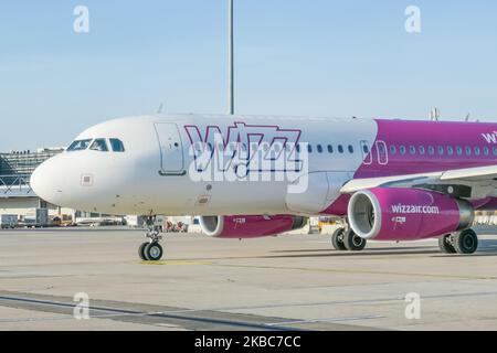 Wizz Air Airbus A320 spécifiquement A320-232(WL) winglets avions vu comme étant de rouler sur le tablier de l'aéroport international de Vienne vie LOWW - Flughafen Wien-Schwechat dans la capitale de l'Autriche. L'avion de la compagnie aérienne low cost a l'enregistrement HA-LSB et 2x moteurs de jet IAE. Wizzair W6 WZZ ou W!zz Air est une compagnie aérienne hongroise économique dont le siège social se trouve à Budapest, en Hongrie. 4 décembre 2019 (photo de Nicolas Economou/NurPhoto) Banque D'Images