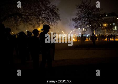 Affrontements entre la police anti-émeute et des manifestants lors de la manifestation de grève de genral contre la réforme de la retraite à la place de la République sur 5 décembre 2019 à Paris, France. Plus de 65 000 personnes manifestent dans le centre-ville de Paris entre la Gare du Nord et Nation , pour protester contre la réformin à la retraite d'un jour de grève générale dans le pays. (Photo de Vernault Quentin/NurPhoto) Banque D'Images