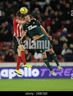 Andy Carroll, de Newcastle United, est en compétition avec Chris Basham, de Sheffield United, lors du match de la Premier League entre Sheffield United et Newcastle United à Bramall Lane, Sheffield, le jeudi 5th décembre 2019. (Photo de Mark Fletcher/MI News/NurPhoto) Banque D'Images