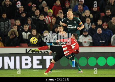 Jonjo Shelvey de Newcastle United bloque un effort de John Fleck de Sheffield United lors du match de la Premier League entre Sheffield United et Newcastle United à Bramall Lane, Sheffield, le jeudi 5th décembre 2019. (Photo de Mark Fletcher/MI News/NurPhoto) Banque D'Images