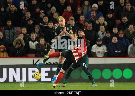 Jonjo Shelvey de Newcastle United bloque un effort de John Fleck de Sheffield United lors du match de la Premier League entre Sheffield United et Newcastle United à Bramall Lane, Sheffield, le jeudi 5th décembre 2019. (Photo de Mark Fletcher/MI News/NurPhoto) Banque D'Images