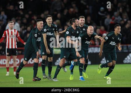 Jonjo Shelvey fête avec ses coéquipiers après avoir atteint le but 2nd de Newcastle United, qui a été confirmé par VAR lors du match de la Premier League entre Sheffield United et Newcastle United à Bramall Lane, Sheffield, le jeudi 5th décembre 2019. (Photo de Mark Fletcher/MI News/NurPhoto) Banque D'Images