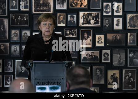 Angela Merkel, Chancelière de l'Allemagne, parle dans la construction de ce que l'on appelle "Sauna" lors de sa visite dans l'ancien camp de concentration et d'extermination nazi allemand Auschwitz II Birkenau. Vendredi, 6 décembre 2019, au camp d'Auschwitz, Oswiecim, Pologne. (Photo par Artur Widak/NurPhoto) Banque D'Images