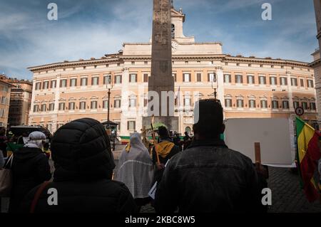 Les Éthiopiens de l'église chrétienne orthodoxe de Tewahedo en Italie appellent à la fin de la persécution des chrétiens en Éthiopie lors d'une manifestation à Piazza Montecitorio le 6 décembre 2019 selon une association de la diaspora américano-éthiopienne, depuis juillet 2018, une trentaine d'églises orthodoxes ont été brûlées. Des prêtres et des civils ont été tués et déplacés de force. Ces actes ont eu lieu dans différentes parties du pays et ont accru le sentiment d'insécurité chez les chrétiens orthodoxes, en particulier dans les zones rurales où les musulmans prédominent. Sur 06 décembre 2019 à Rome, Italie. (P Banque D'Images