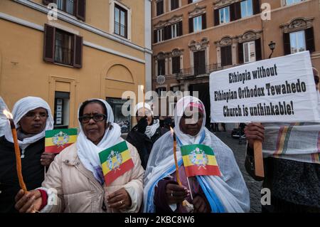 Les Éthiopiens de l'église chrétienne orthodoxe de Tewahedo en Italie appellent à la fin de la persécution des chrétiens en Éthiopie lors d'une manifestation à Piazza Montecitorio le 6 décembre 2019 selon une association de la diaspora américano-éthiopienne, depuis juillet 2018, une trentaine d'églises orthodoxes ont été brûlées. Des prêtres et des civils ont été tués et déplacés de force. Ces actes ont eu lieu dans différentes parties du pays et ont accru le sentiment d'insécurité chez les chrétiens orthodoxes, en particulier dans les zones rurales où les musulmans prédominent. Sur 06 décembre 2019 à Rome, Italie. (P Banque D'Images