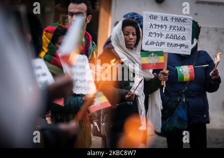 Les Éthiopiens de l'église chrétienne orthodoxe de Tewahedo en Italie appellent à la fin de la persécution des chrétiens en Éthiopie lors d'une manifestation à Piazza Montecitorio le 6 décembre 2019 selon une association de la diaspora américano-éthiopienne, depuis juillet 2018, une trentaine d'églises orthodoxes ont été brûlées. Des prêtres et des civils ont été tués et déplacés de force. Ces actes ont eu lieu dans différentes parties du pays et ont accru le sentiment d'insécurité chez les chrétiens orthodoxes, en particulier dans les zones rurales où les musulmans prédominent. Sur 06 décembre 2019 à Rome, Italie. (P Banque D'Images