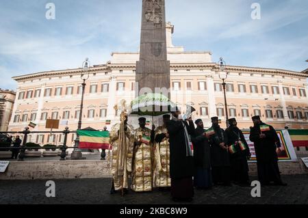 Les Éthiopiens de l'église chrétienne orthodoxe de Tewahedo en Italie appellent à la fin de la persécution des chrétiens en Éthiopie lors d'une manifestation à Piazza Montecitorio le 6 décembre 2019 selon une association de la diaspora américano-éthiopienne, depuis juillet 2018, une trentaine d'églises orthodoxes ont été brûlées. Des prêtres et des civils ont été tués et déplacés de force. Ces actes ont eu lieu dans différentes parties du pays et ont accru le sentiment d'insécurité chez les chrétiens orthodoxes, en particulier dans les zones rurales où les musulmans prédominent. Sur 06 décembre 2019 à Rome, Italie. (P Banque D'Images