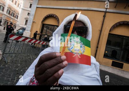 Les Éthiopiens de l'église chrétienne orthodoxe de Tewahedo en Italie appellent à la fin de la persécution des chrétiens en Éthiopie lors d'une manifestation à Piazza Montecitorio le 6 décembre 2019 selon une association de la diaspora américano-éthiopienne, depuis juillet 2018, une trentaine d'églises orthodoxes ont été brûlées. Des prêtres et des civils ont été tués et déplacés de force. Ces actes ont eu lieu dans différentes parties du pays et ont accru le sentiment d'insécurité chez les chrétiens orthodoxes, en particulier dans les zones rurales où les musulmans prédominent. Sur 06 décembre 2019 à Rome, Italie. (P Banque D'Images