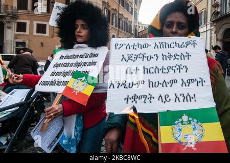 Les Éthiopiens de l'église chrétienne orthodoxe de Tewahedo en Italie appellent à la fin de la persécution des chrétiens en Éthiopie lors d'une manifestation à Piazza Montecitorio le 6 décembre 2019 selon une association de la diaspora américano-éthiopienne, depuis juillet 2018, une trentaine d'églises orthodoxes ont été brûlées. Des prêtres et des civils ont été tués et déplacés de force. Ces actes ont eu lieu dans différentes parties du pays et ont accru le sentiment d'insécurité chez les chrétiens orthodoxes, en particulier dans les zones rurales où les musulmans prédominent. Sur 06 décembre 2019 à Rome, Italie. (P Banque D'Images