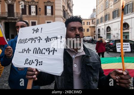 Les Éthiopiens de l'église chrétienne orthodoxe de Tewahedo en Italie appellent à la fin de la persécution des chrétiens en Éthiopie lors d'une manifestation à Piazza Montecitorio le 6 décembre 2019 selon une association de la diaspora américano-éthiopienne, depuis juillet 2018, une trentaine d'églises orthodoxes ont été brûlées. Des prêtres et des civils ont été tués et déplacés de force. Ces actes ont eu lieu dans différentes parties du pays et ont accru le sentiment d'insécurité chez les chrétiens orthodoxes, en particulier dans les zones rurales où les musulmans prédominent. Sur 06 décembre 2019 à Rome, Italie. (P Banque D'Images