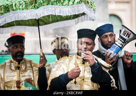 Les Éthiopiens de l'église chrétienne orthodoxe de Tewahedo en Italie appellent à la fin de la persécution des chrétiens en Éthiopie lors d'une manifestation à Piazza Montecitorio le 6 décembre 2019 selon une association de la diaspora américano-éthiopienne, depuis juillet 2018, une trentaine d'églises orthodoxes ont été brûlées. Des prêtres et des civils ont été tués et déplacés de force. Ces actes ont eu lieu dans différentes parties du pays et ont accru le sentiment d'insécurité chez les chrétiens orthodoxes, en particulier dans les zones rurales où les musulmans prédominent. Sur 06 décembre 2019 à Rome, Italie. (P Banque D'Images