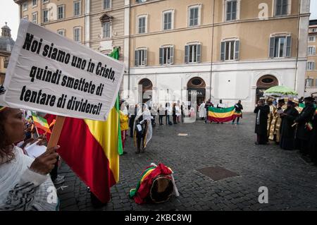 Les Éthiopiens de l'église chrétienne orthodoxe de Tewahedo en Italie appellent à la fin de la persécution des chrétiens en Éthiopie lors d'une manifestation à Piazza Montecitorio le 6 décembre 2019 selon une association de la diaspora américano-éthiopienne, depuis juillet 2018, une trentaine d'églises orthodoxes ont été brûlées. Des prêtres et des civils ont été tués et déplacés de force. Ces actes ont eu lieu dans différentes parties du pays et ont accru le sentiment d'insécurité chez les chrétiens orthodoxes, en particulier dans les zones rurales où les musulmans prédominent. Sur 06 décembre 2019 à Rome, Italie. (P Banque D'Images