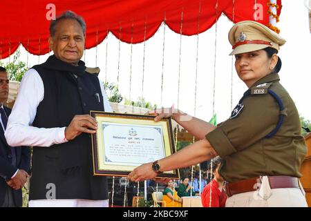 Le ministre en chef du Rajasthan, Ashok Ghelot, présente le prix lors de la célébration de la Journée de la Fondation de la Défense nationale 57th à Jaipur, Rajasthan, Inde, le 6 décembre 2019. (Photo de Vishal Bhatnagar/NurPhoto) Banque D'Images