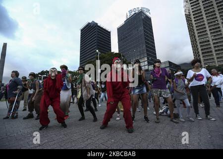 Des activistes féministes participent à une représentation chorégraphiée sur la place du Venezuela contre la violence sexiste et le patriarcat à Caracas sur 6 décembre 2019. Des dizaines de femmes ont joué « le violeur est toi », la chanson d'une performance féministe qui a émergé au milieu de la crise sociale au Chili et est devenue virale dans le monde entier. (Photo par Ramses Mattey/NurPhoto) Banque D'Images