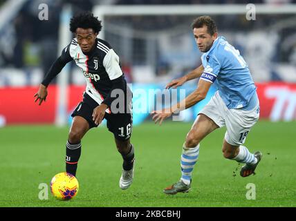 Juan Cuadrado de Juventus et Senad Lulic du Latium pendant la série Un match SS Lazio / FC Juventus au stade Olimpico à Rome, Italie sur 7 décembre 2019 (photo de Matteo Ciambelli/NurPhoto) Banque D'Images