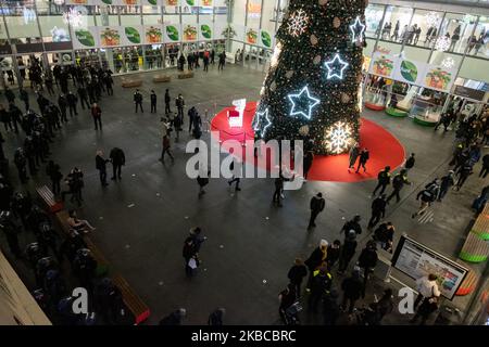 Face à face entre les gendarmes mobiles et les manifestants au pied de l'arbre de Noël illuminé dans la cour extérieure de Paris, France, le 7 décembre 2019. (Photo de Jerome Gilles/NurPhoto) Banque D'Images